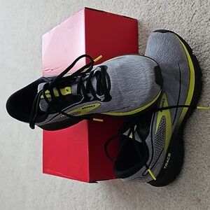 Like New Brooks Trace 2 size Mens 8.5